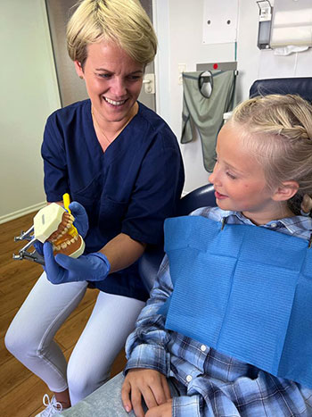 Zahnarztpraxis Sievers Prophylaxe Frau Redmann mit Kind